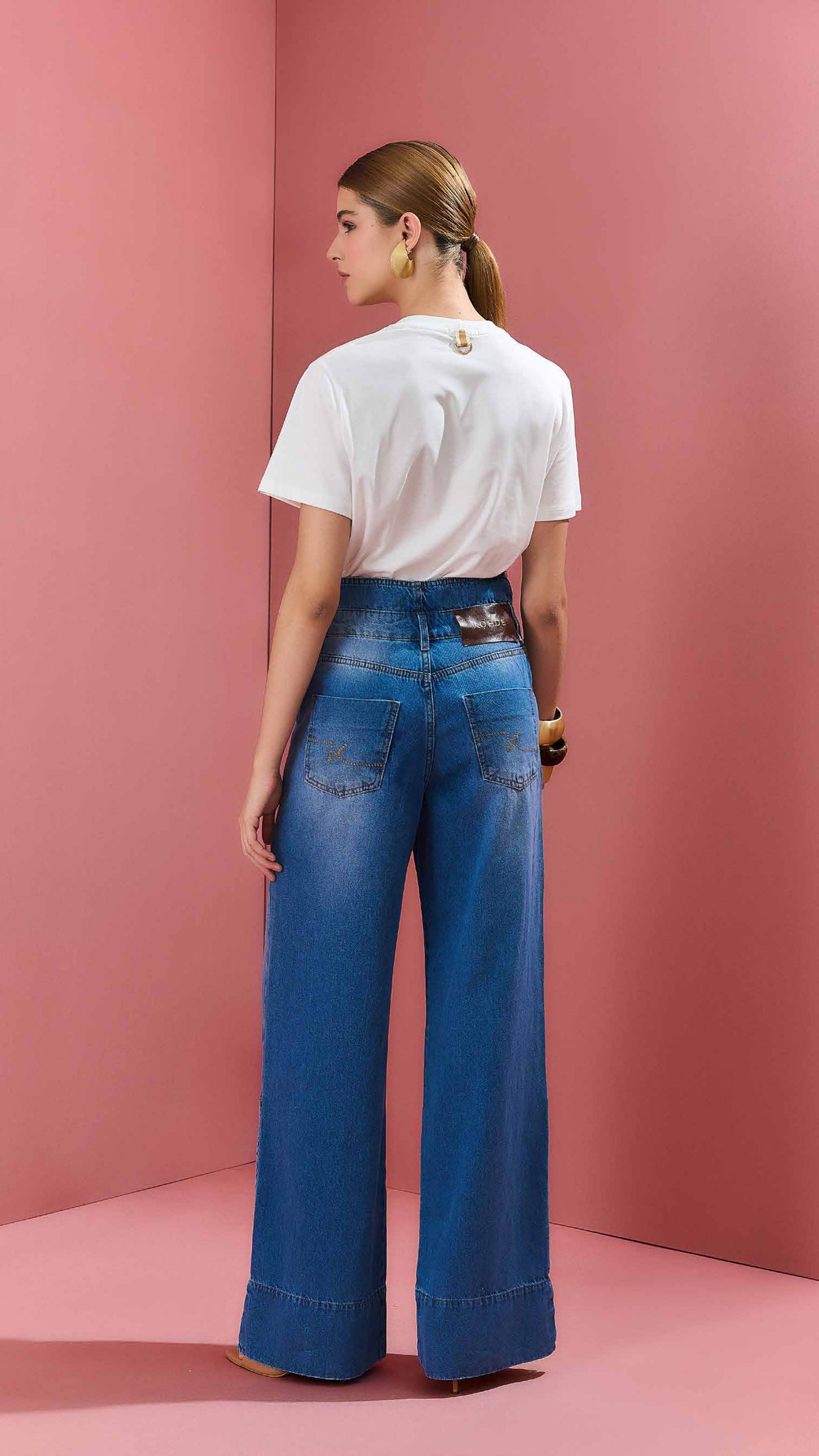 CALÇA JEANS RECORTE COSTAS FENDA LATERAL