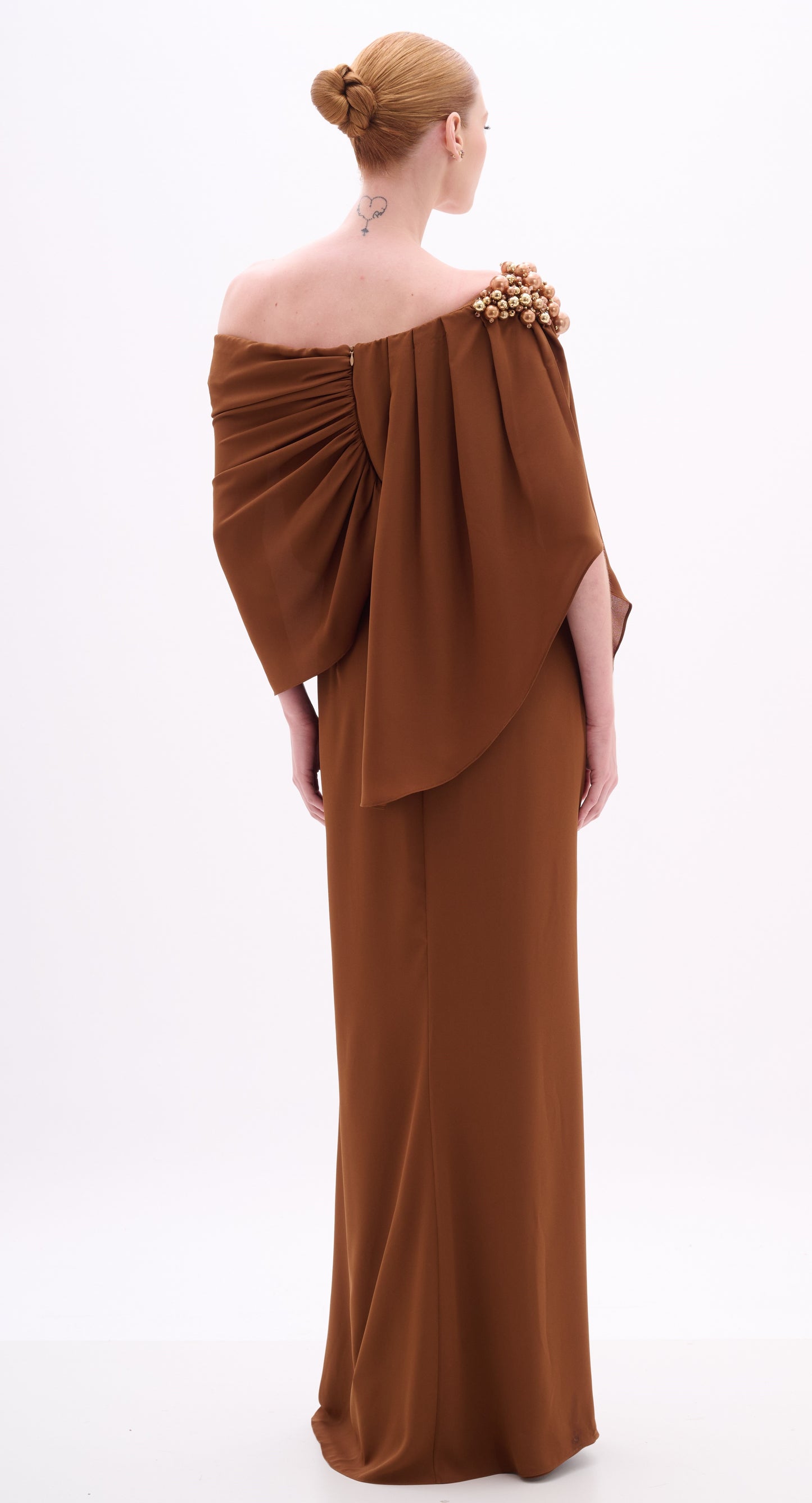 VESTIDO DE FESTA UM OMBRO SÓ COM BORDADO EM PEROLAS ARTE SACRA