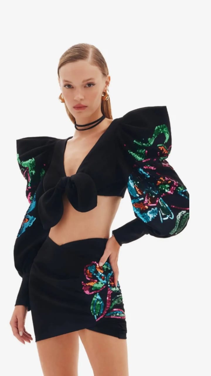 CONJUNTO BLUSA E SAIA AMARANTE