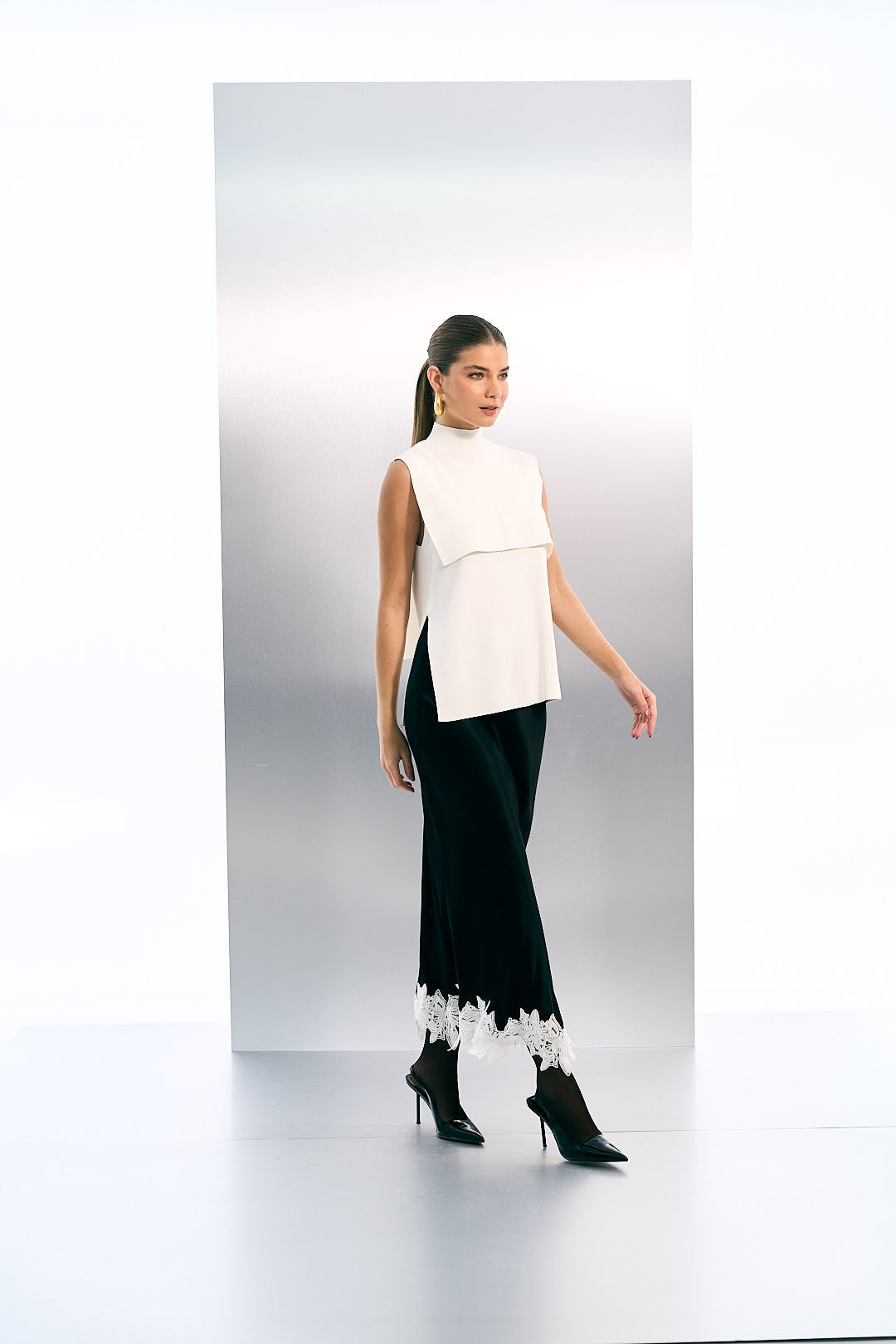 BLUSA GOLA ALTA COM FENDA LATERAL KOHDE