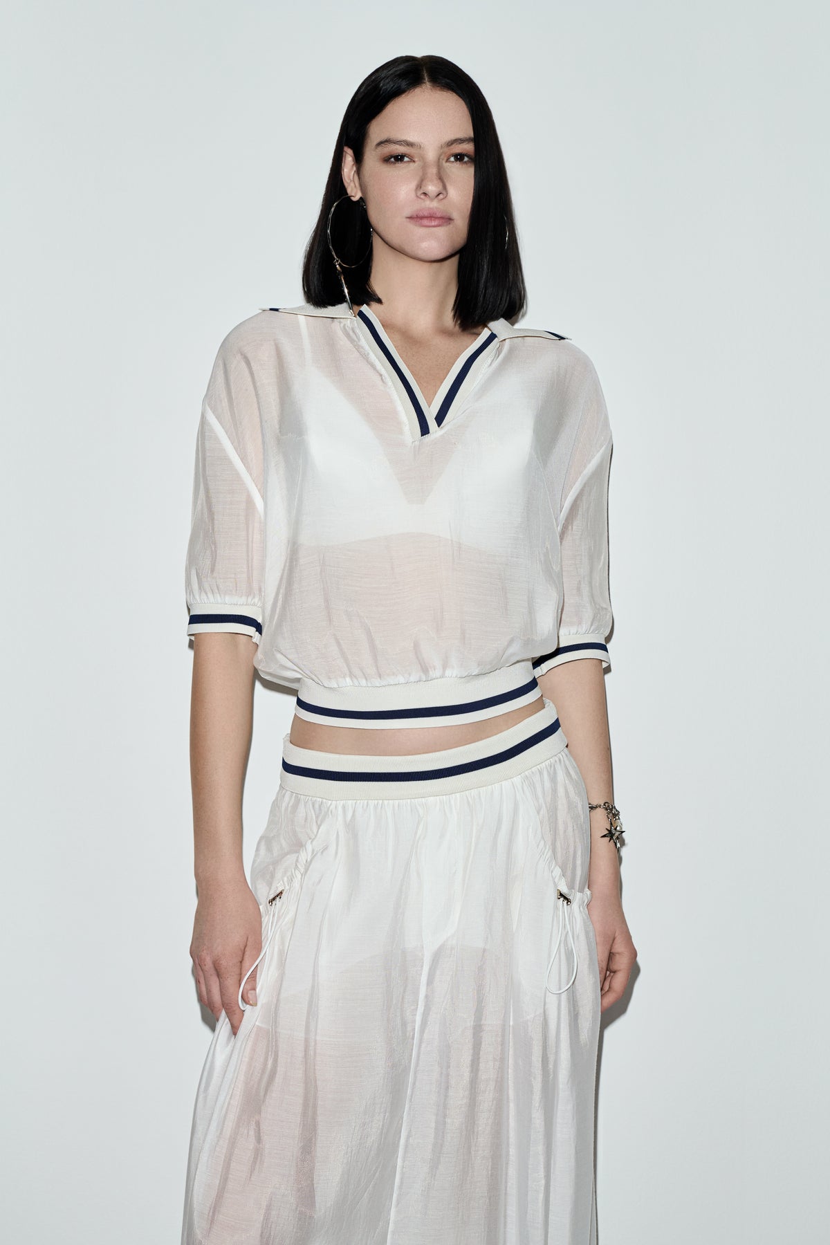 BLUSA RETILÍNEA COM GOLA CAOS