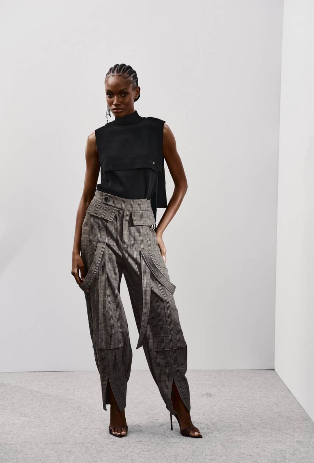 BLUSA GOLA ALTA COM FENDA LATERAL KOHDE