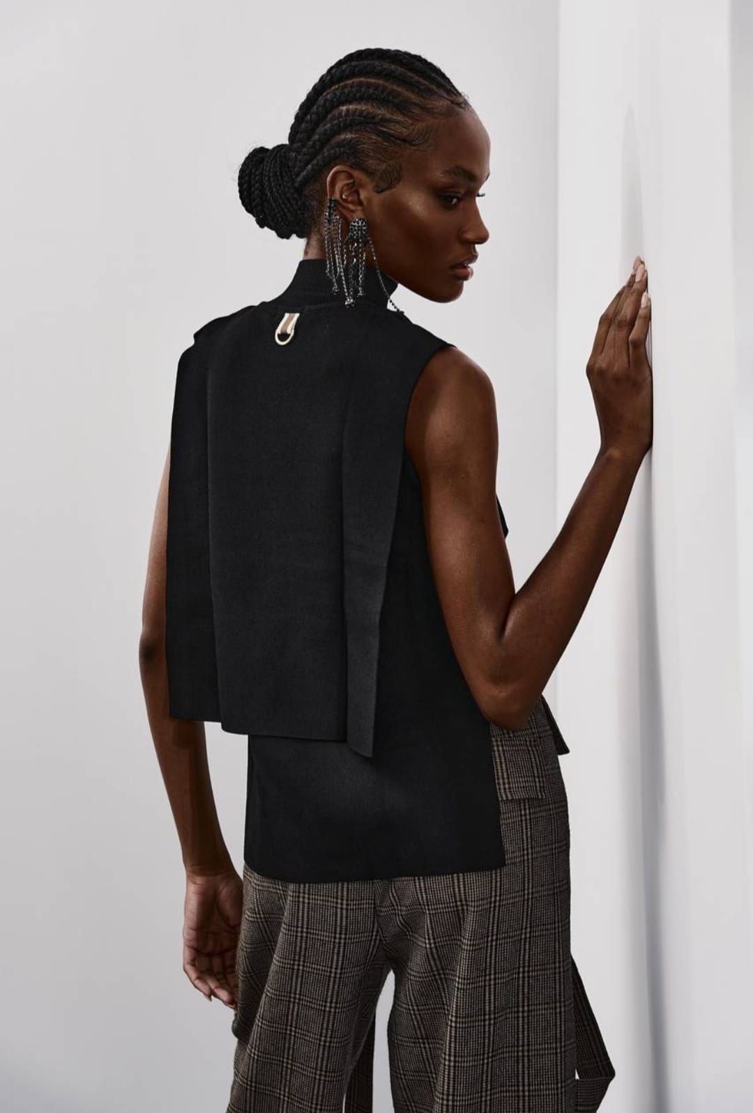 BLUSA GOLA ALTA COM FENDA LATERAL KOHDE