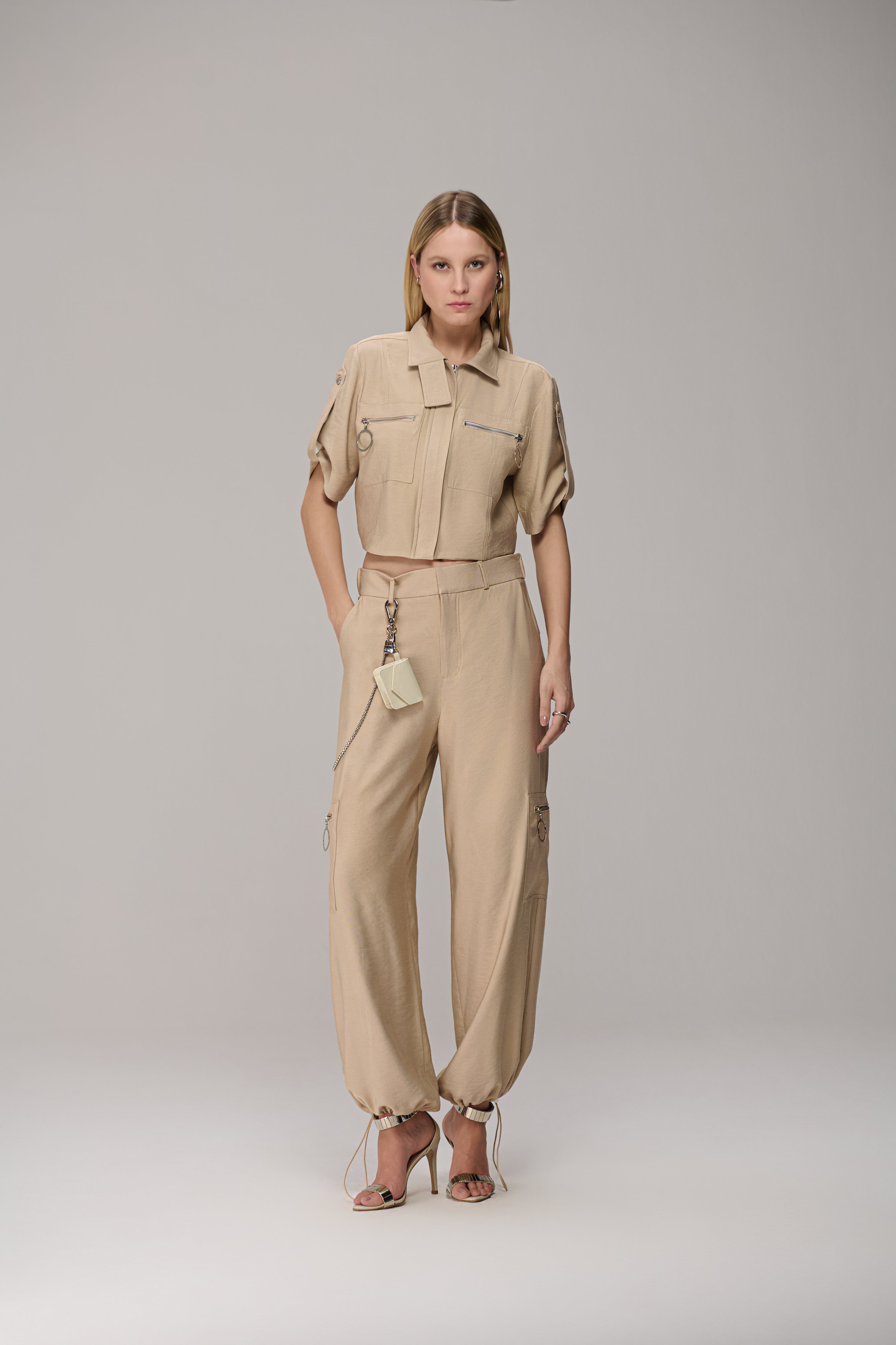 CONJUNTO JAQUETA CROPPED E CALÇA CAOS