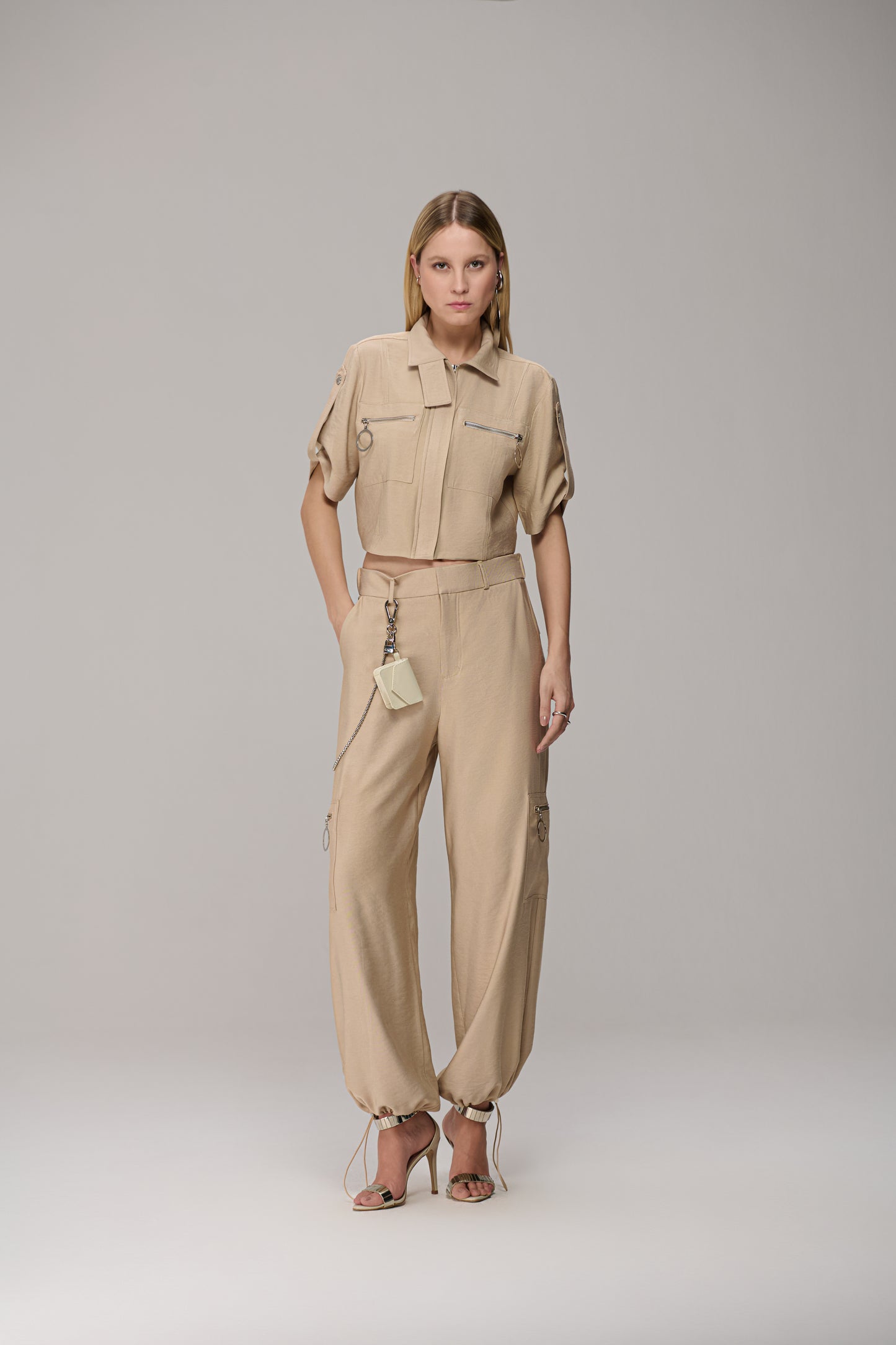 CONJUNTO JAQUETA CROPPED E CALÇA CAOS