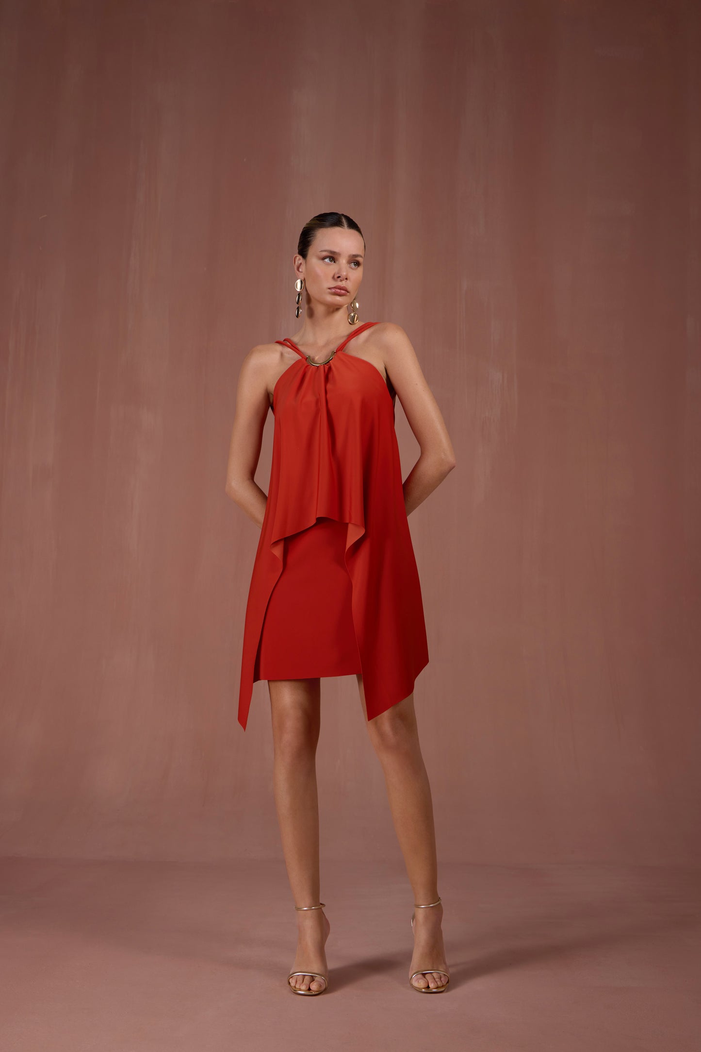 VESTIDO TRAPEZIO COM CAPA SKAZI