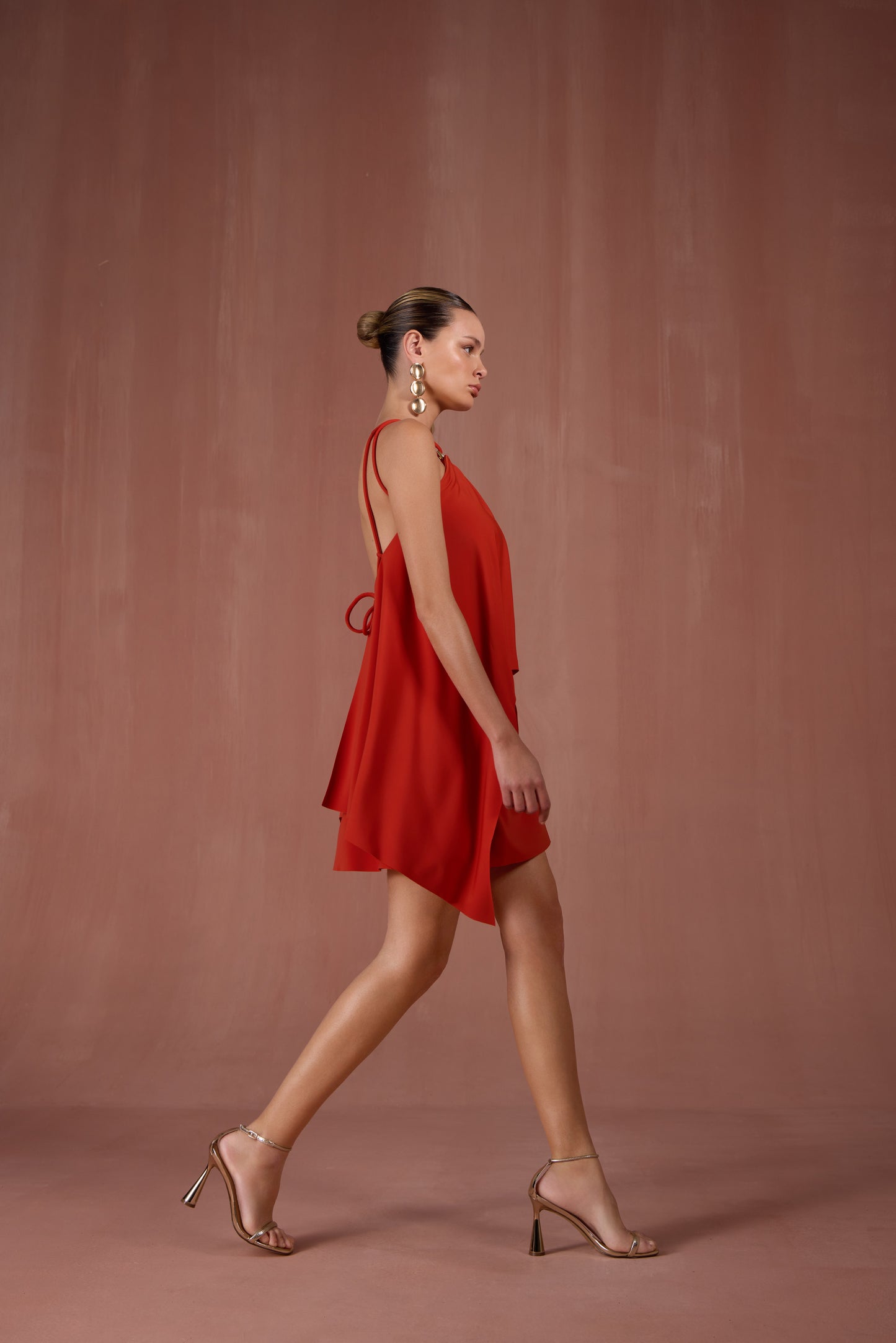 VESTIDO TRAPEZIO COM CAPA SKAZI