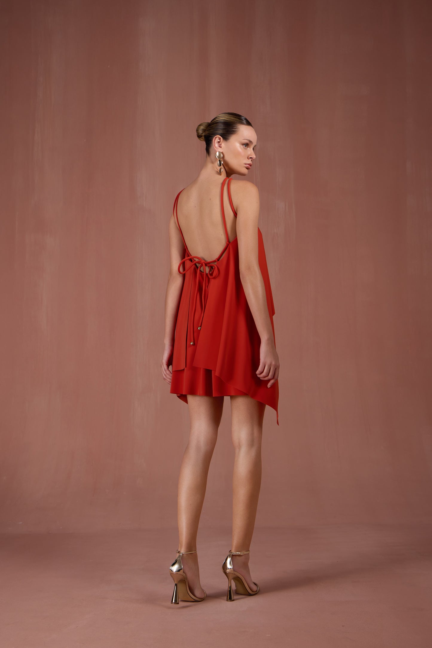 VESTIDO TRAPEZIO COM CAPA SKAZI