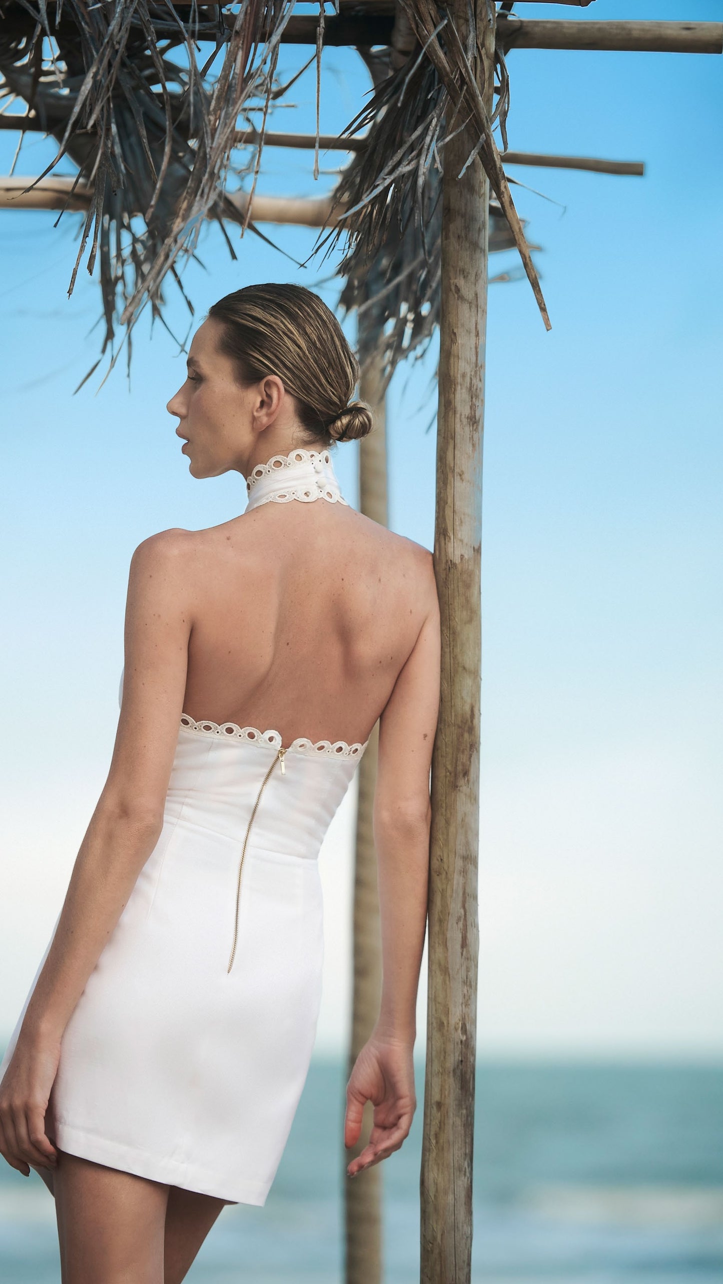 VESTIDO CURTO COM ENTREMEIOS SKAZI