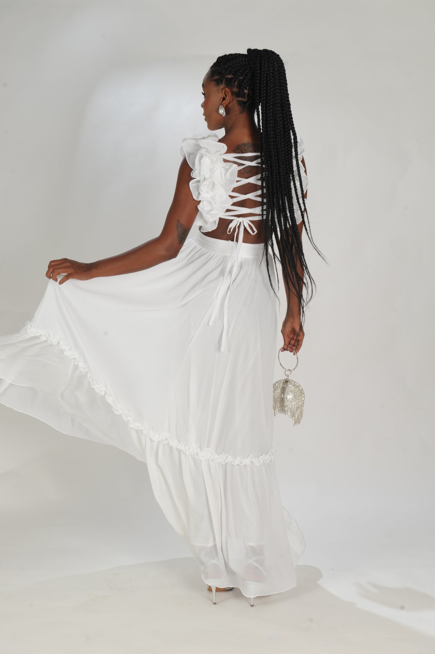 VESTIDO FLOR NO OMBRO LAMINE