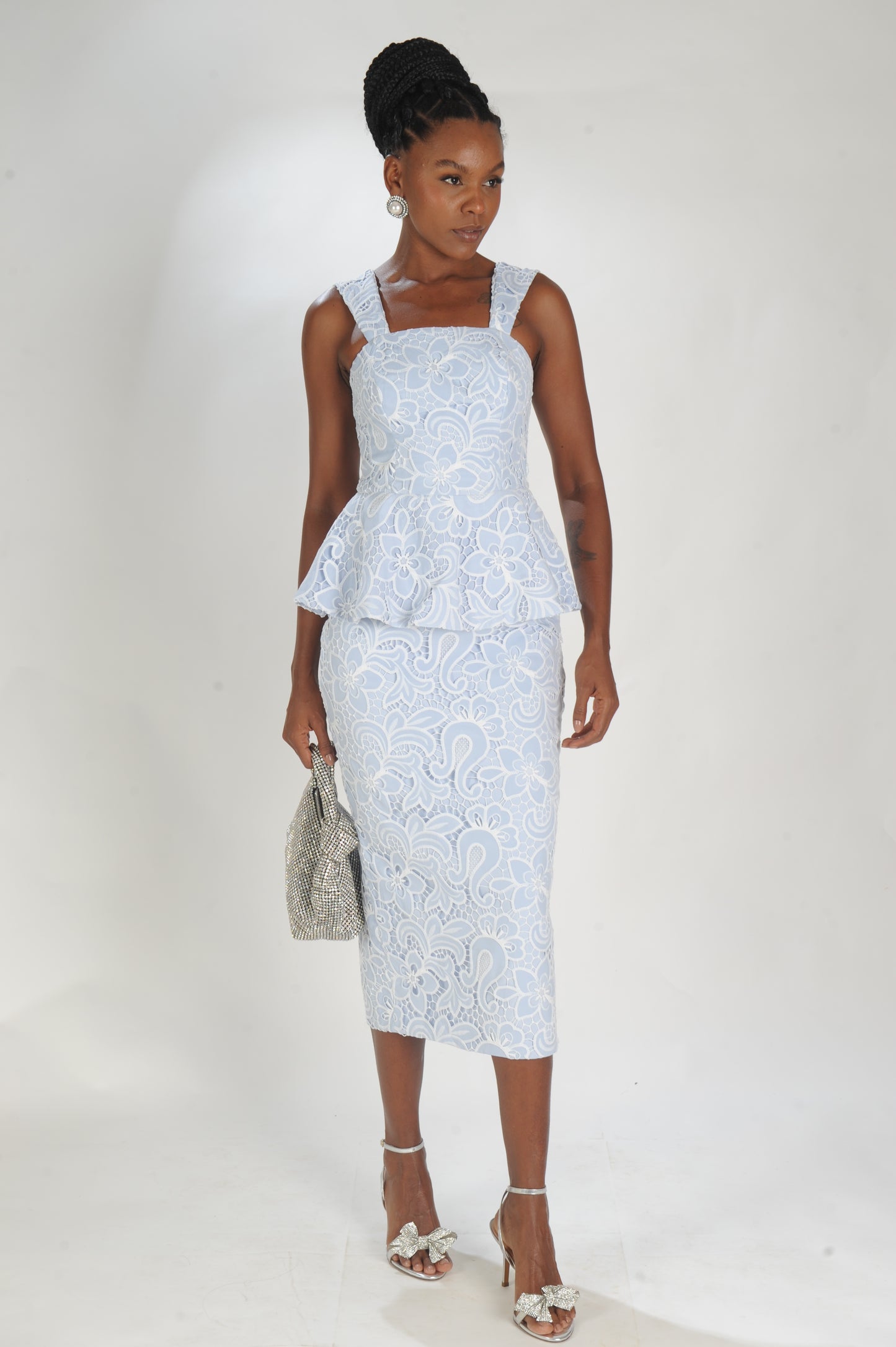 VESTIDO MIDI LAISE CROCHE VASADO COM PEPLUM