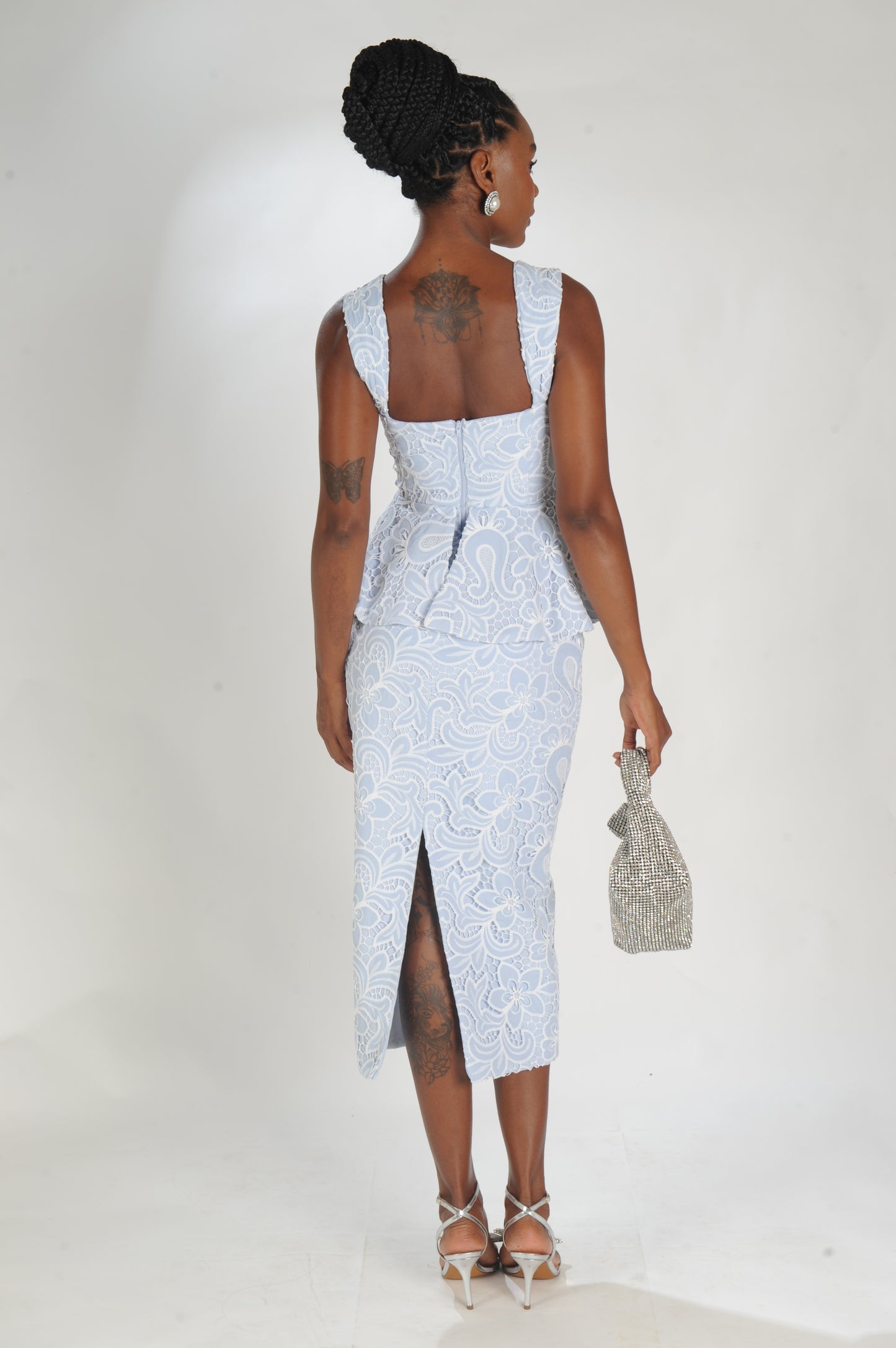 VESTIDO MIDI LAISE CROCHE VASADO COM PEPLUM