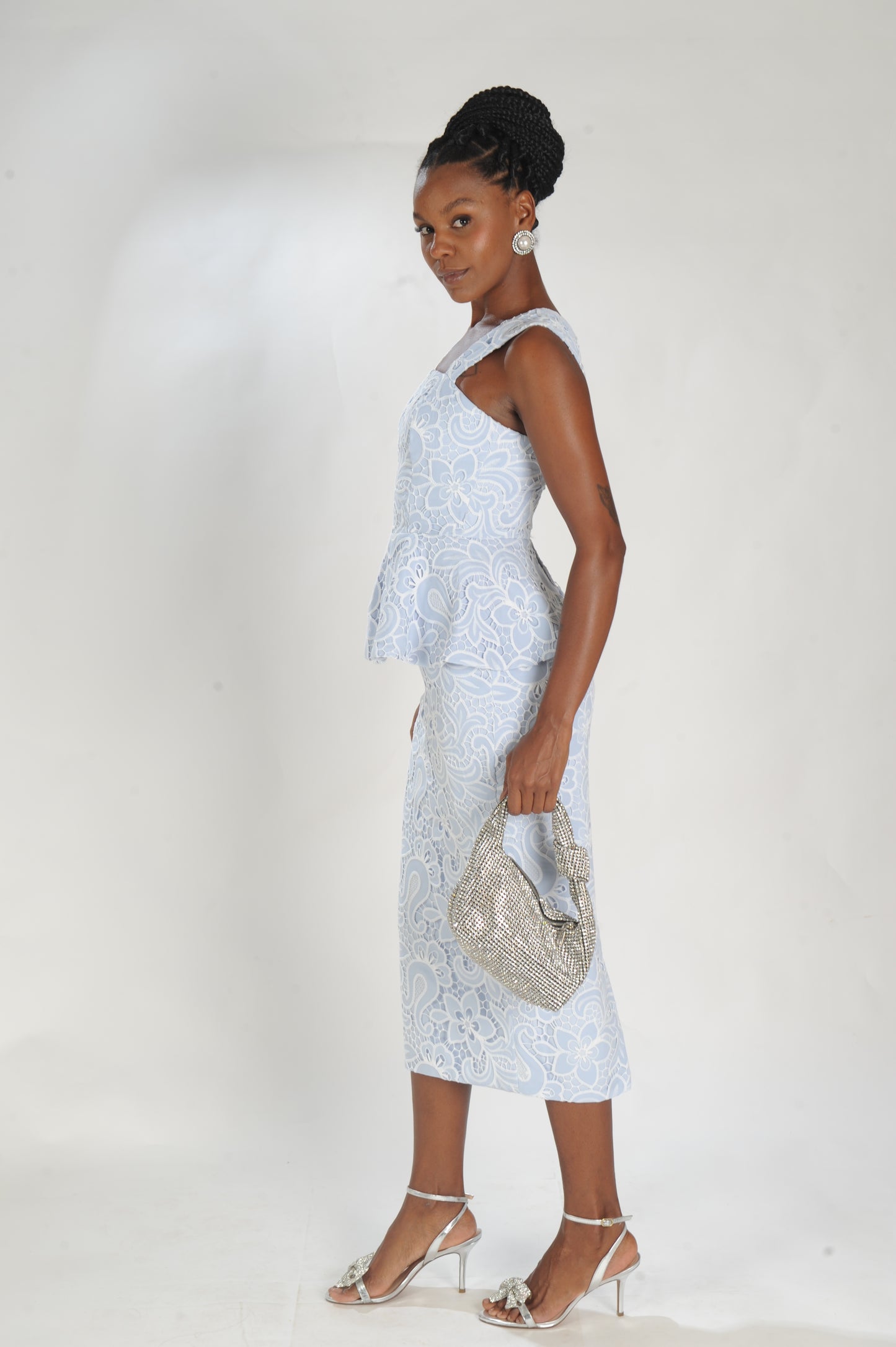 VESTIDO MIDI LAISE CROCHE VASADO COM PEPLUM