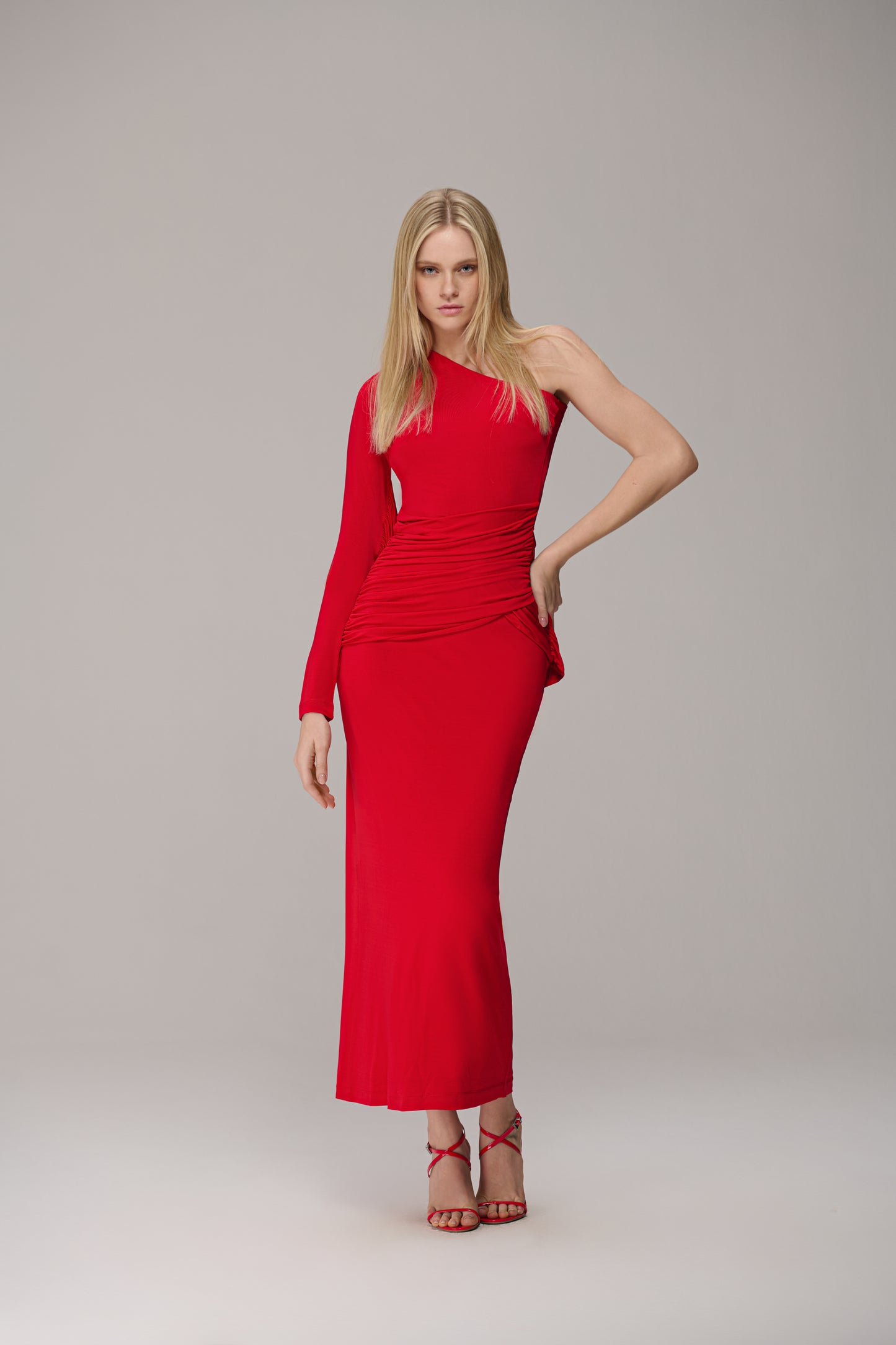 VESTIDO UM OMBRO FAIXA MANGA CAOS