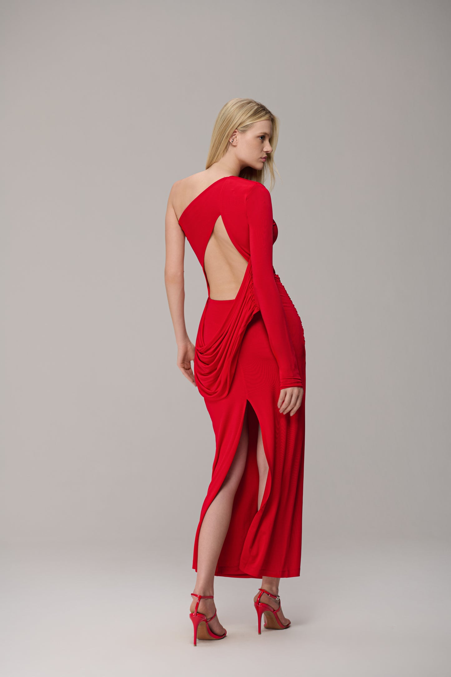 VESTIDO UM OMBRO FAIXA MANGA CAOS