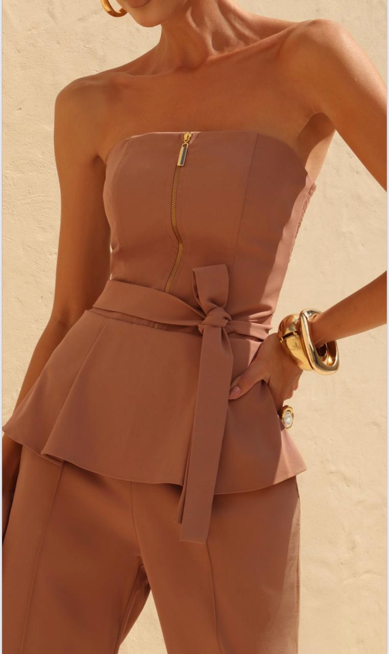MACACÃO PEPLUM ZÍPER SARAH SANTOS