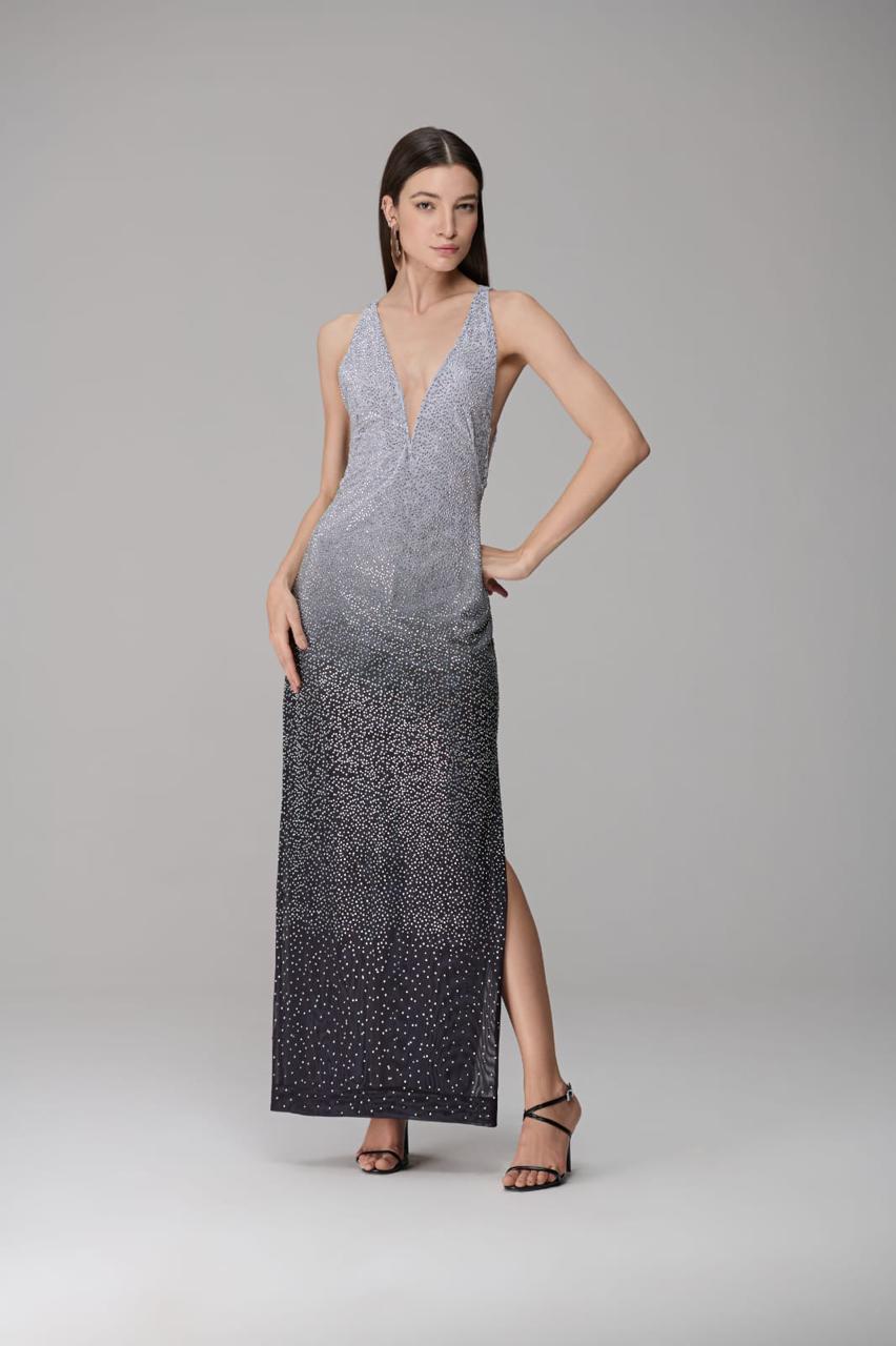 VESTIDO LONGO COM APLICAÇÃO CAOS